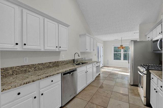 6211 Wilmington Way, Flowery Branch, GA 30542