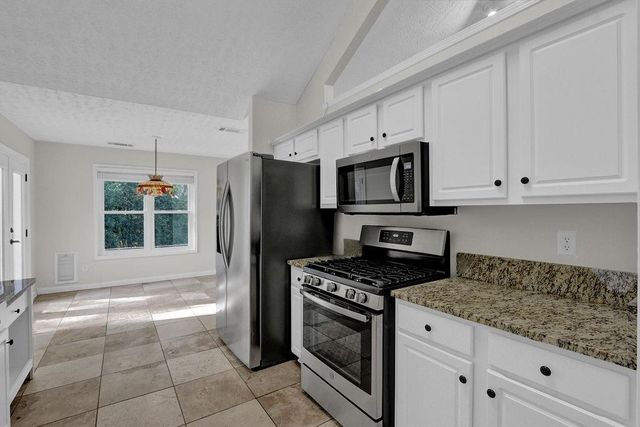 6211 Wilmington Way, Flowery Branch, GA 30542