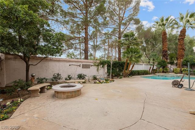 8229 Crow Valley Lane, Las Vegas, NV 89113