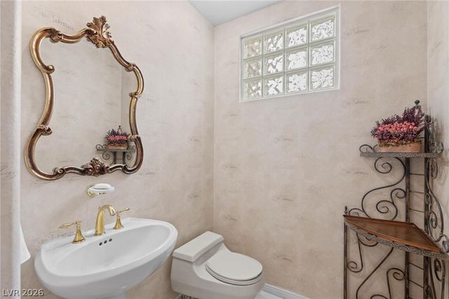 8229 Crow Valley Lane, Las Vegas, NV 89113