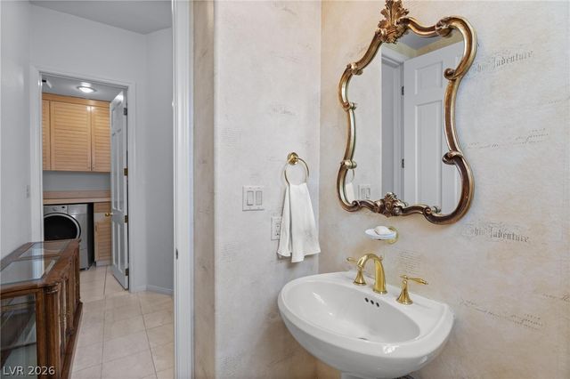 8229 Crow Valley Lane, Las Vegas, NV 89113