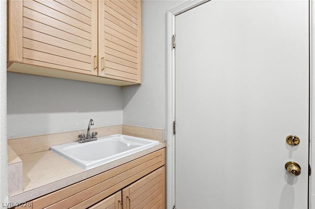 8229 Crow Valley Lane, Las Vegas, NV 89113