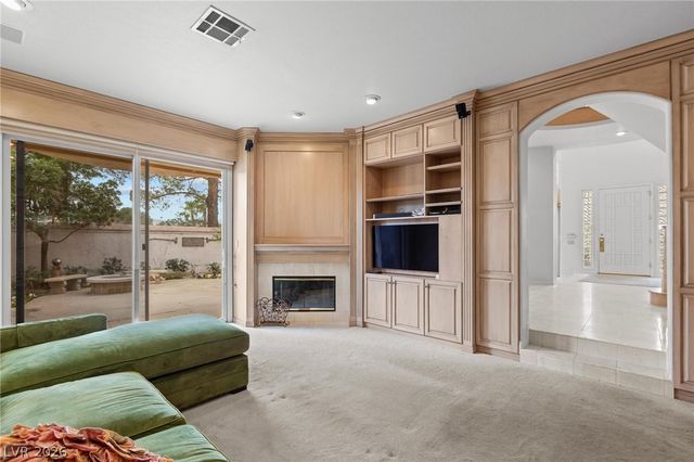 8229 Crow Valley Lane, Las Vegas, NV 89113