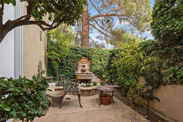 8229 Crow Valley Lane, Las Vegas, NV 89113