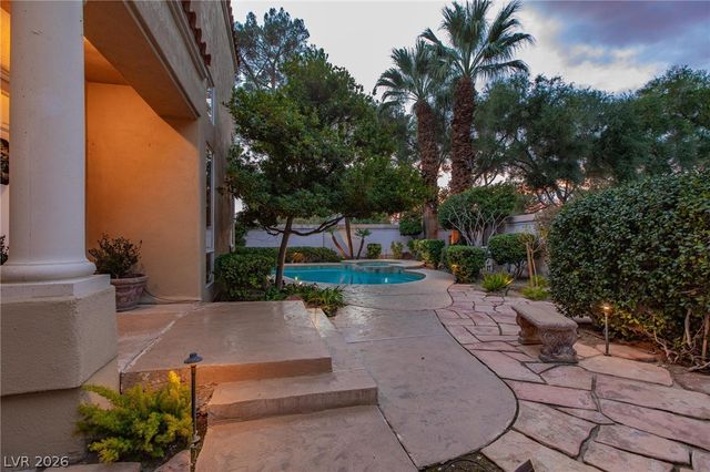 8229 Crow Valley Lane, Las Vegas, NV 89113