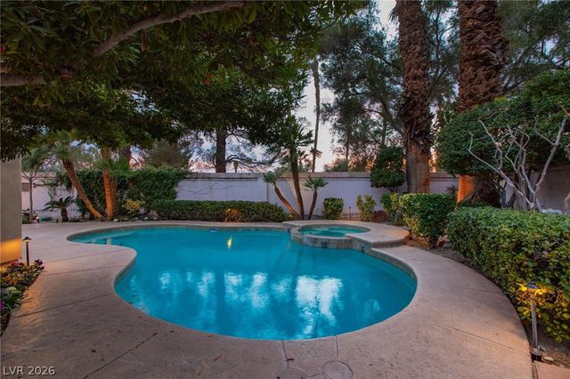 8229 Crow Valley Lane, Las Vegas, NV 89113