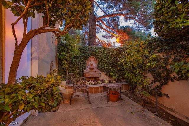 8229 Crow Valley Lane, Las Vegas, NV 89113