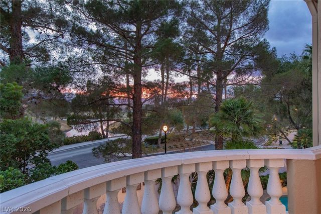 8229 Crow Valley Lane, Las Vegas, NV 89113