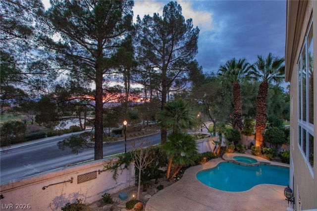 8229 Crow Valley Lane, Las Vegas, NV 89113