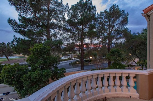 8229 Crow Valley Lane, Las Vegas, NV 89113