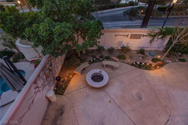 8229 Crow Valley Lane, Las Vegas, NV 89113