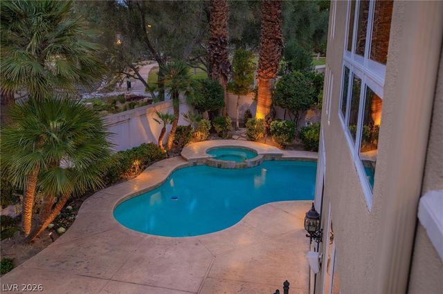 8229 Crow Valley Lane, Las Vegas, NV 89113