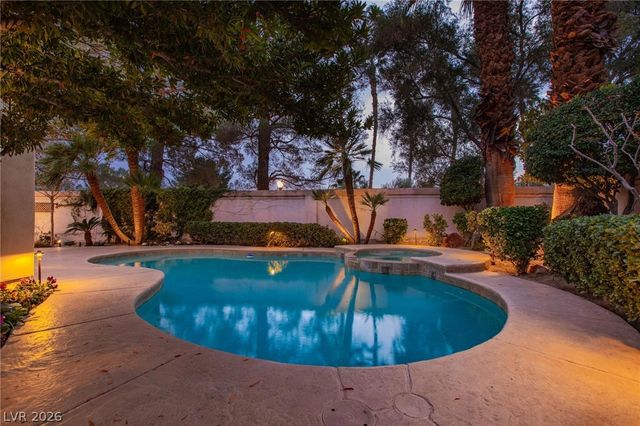 8229 Crow Valley Lane, Las Vegas, NV 89113