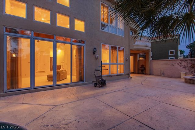 8229 Crow Valley Lane, Las Vegas, NV 89113