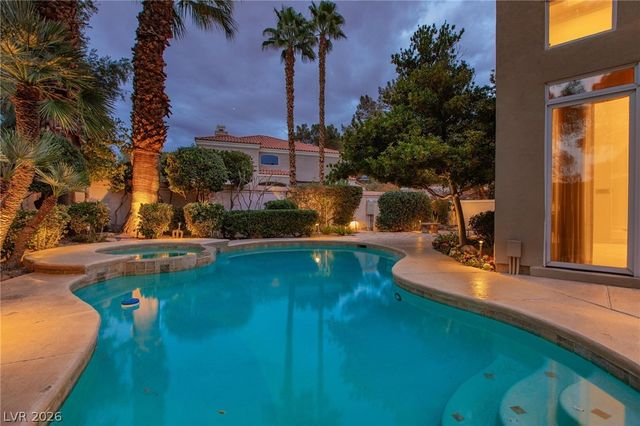 8229 Crow Valley Lane, Las Vegas, NV 89113