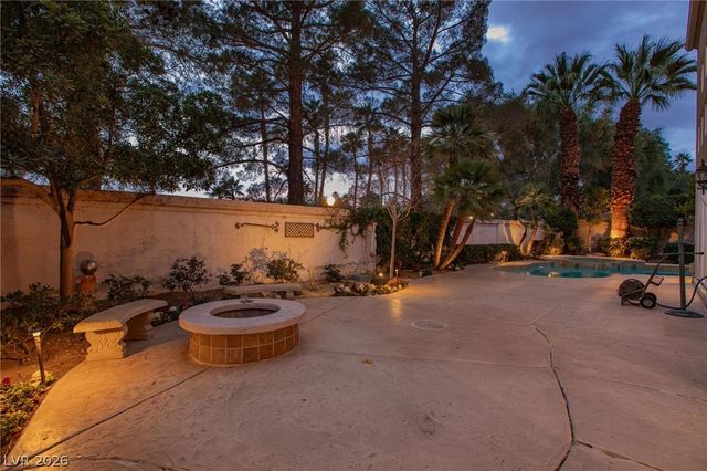 8229 Crow Valley Lane, Las Vegas, NV 89113