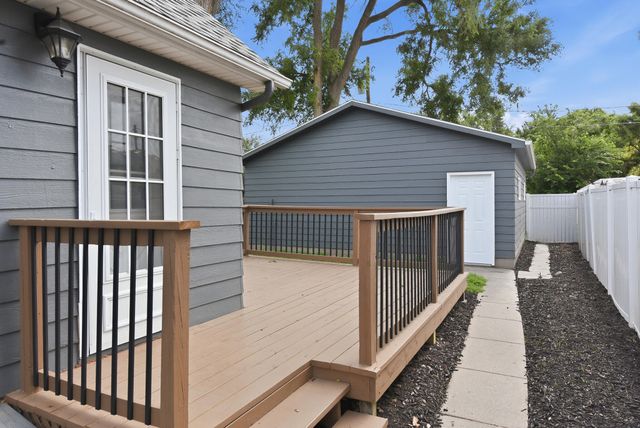 2111 S 10TH Street, Council Bluffs, IA 51501