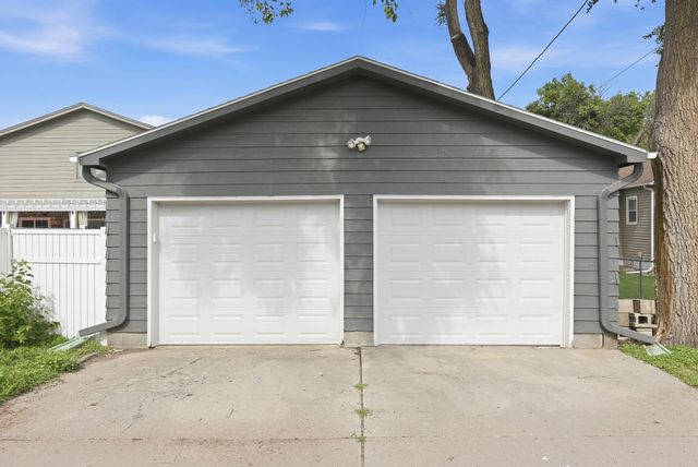 2111 S 10TH Street, Council Bluffs, IA 51501