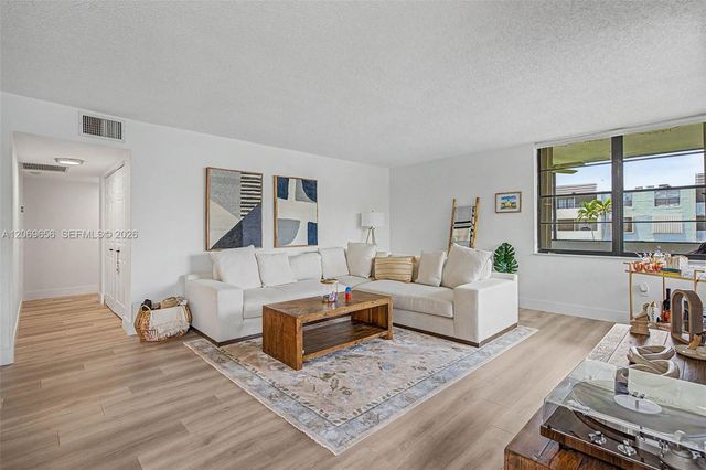 10852 N Kendall Drive 314, Miami, FL 33176