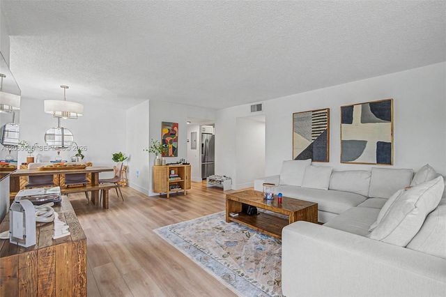 10852 N Kendall Drive 314, Miami, FL 33176