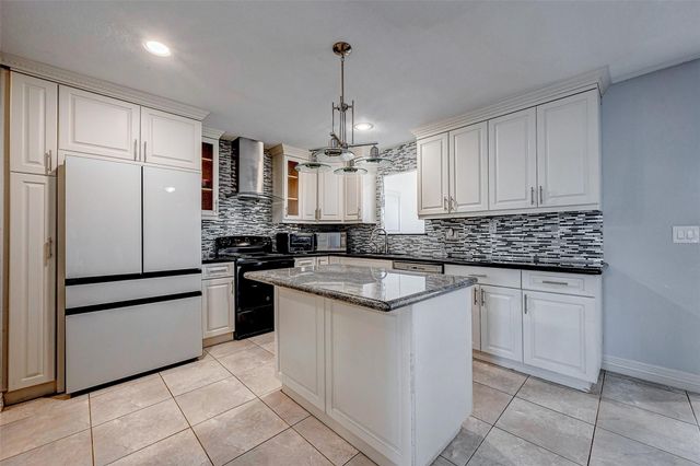 10189 Beekman Place Drive, Houston, TX 77043