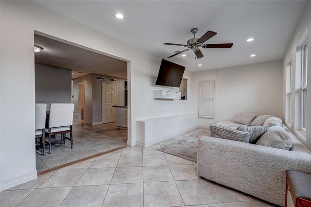 10189 Beekman Place Drive, Houston, TX 77043