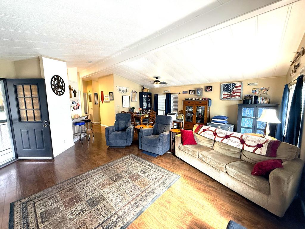 Image 7 of property listing at 221 W Herndon Avenue SPC 1, Pinedale, CA 93650
