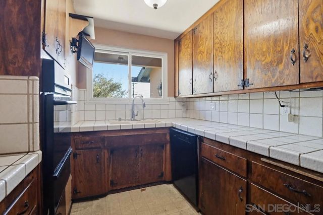 7402 Blix St., San Diego, CA 92111