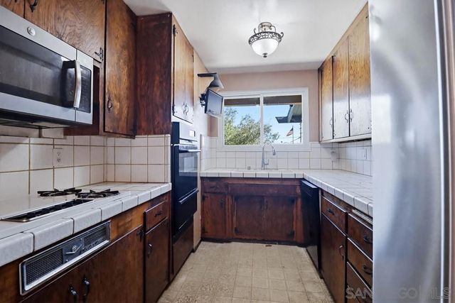 7402 Blix St., San Diego, CA 92111