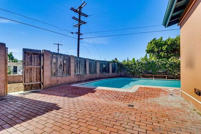 7402 Blix St., San Diego, CA 92111