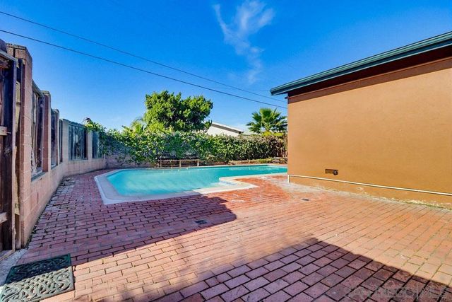 7402 Blix St., San Diego, CA 92111