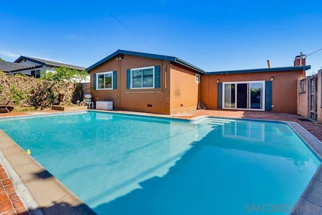 7402 Blix St., San Diego, CA 92111