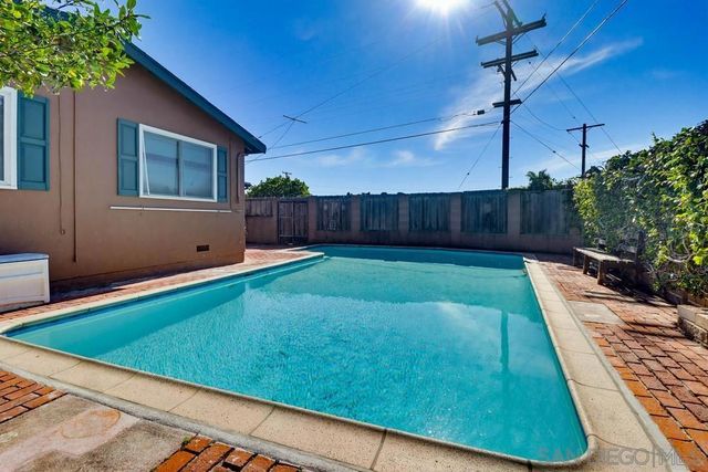 7402 Blix St., San Diego, CA 92111