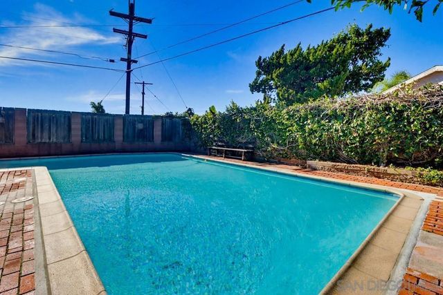 7402 Blix St., San Diego, CA 92111