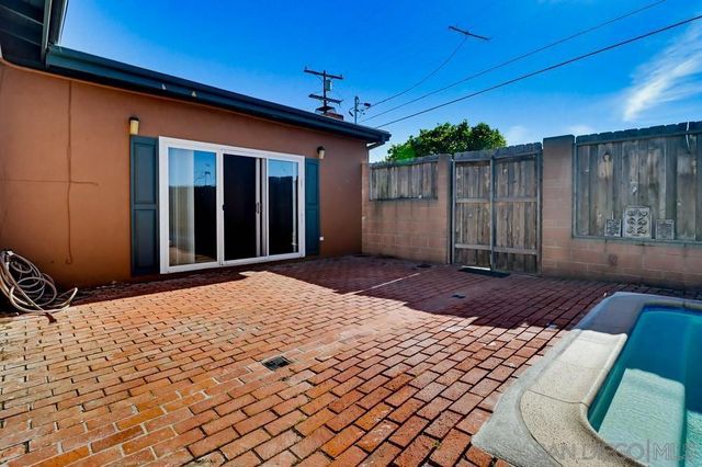 7402 Blix St., San Diego, CA 92111