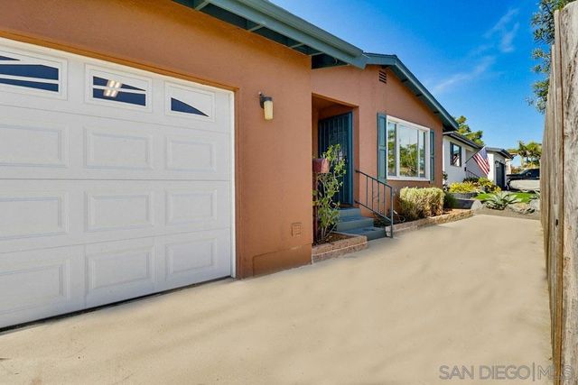 7402 Blix St., San Diego, CA 92111