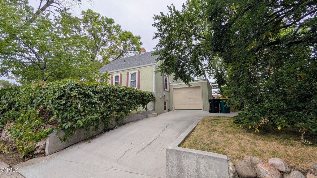 701 17th Street, Bismarck, ND 58501 photo 2