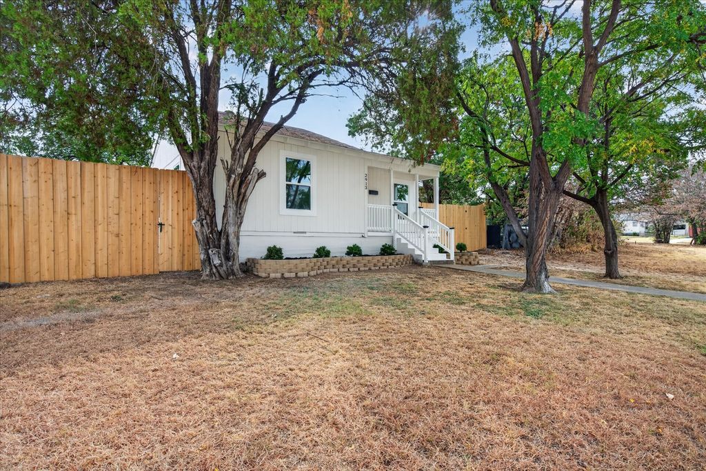 2913 Wesleyan Drive S, Fort Worth, TX 76105 — photo 2