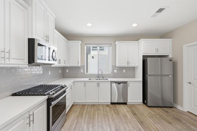 2601 Cranston 710, Escondido, CA 92025