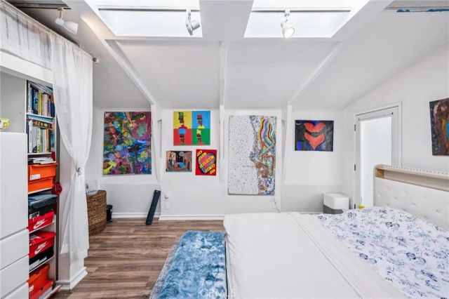 2041 N Beverly Glen Boulevard, Los Angeles, CA 90077