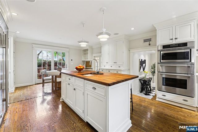 10 Orchard Place, Tenafly, NJ 07670