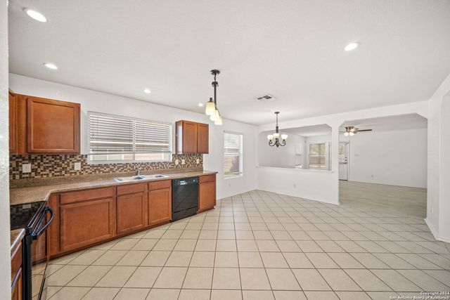 320 LONESTAR GAIT, Schertz, TX 78154