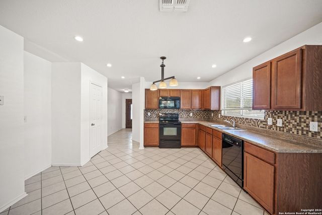 320 LONESTAR GAIT, Schertz, TX 78154