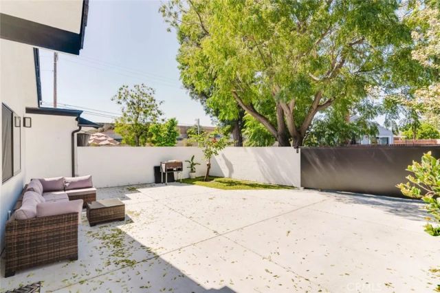 7746 Shadyspring Place, Burbank, CA 91504
