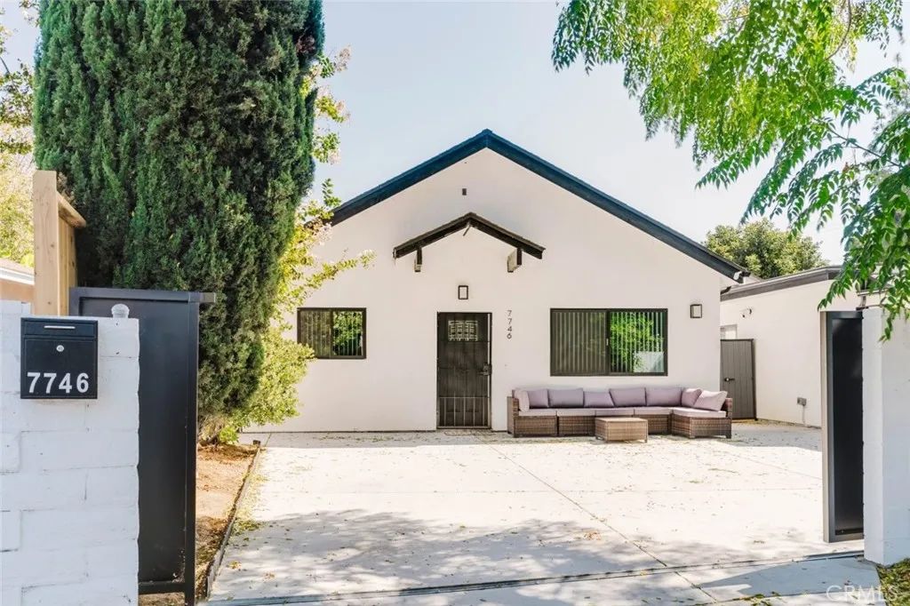 7746 Shadyspring Place, Burbank, CA 91504