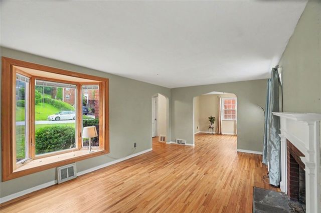 5368 Orchard Hill Dr, Whitehall, PA 15236