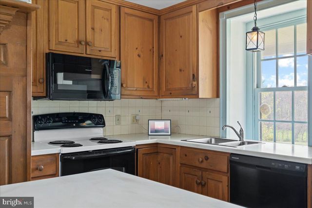 215 NOCKAMIXON RD, Kintnersville, PA 18930