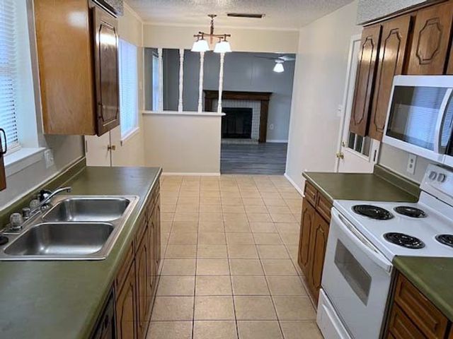 806 Phillips Drive, Ennis, TX 75119