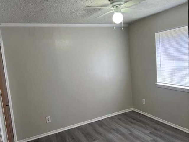 806 Phillips Drive, Ennis, TX 75119