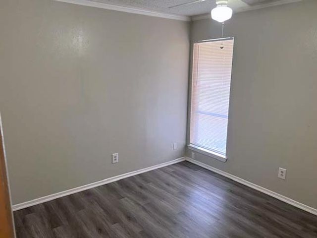806 Phillips Drive, Ennis, TX 75119